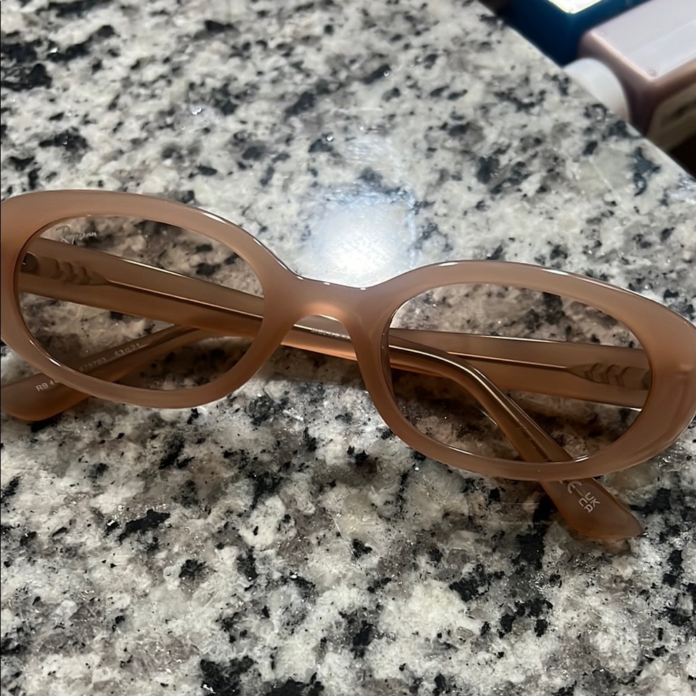 Trendy Oval Sunglasses in Warm Tan